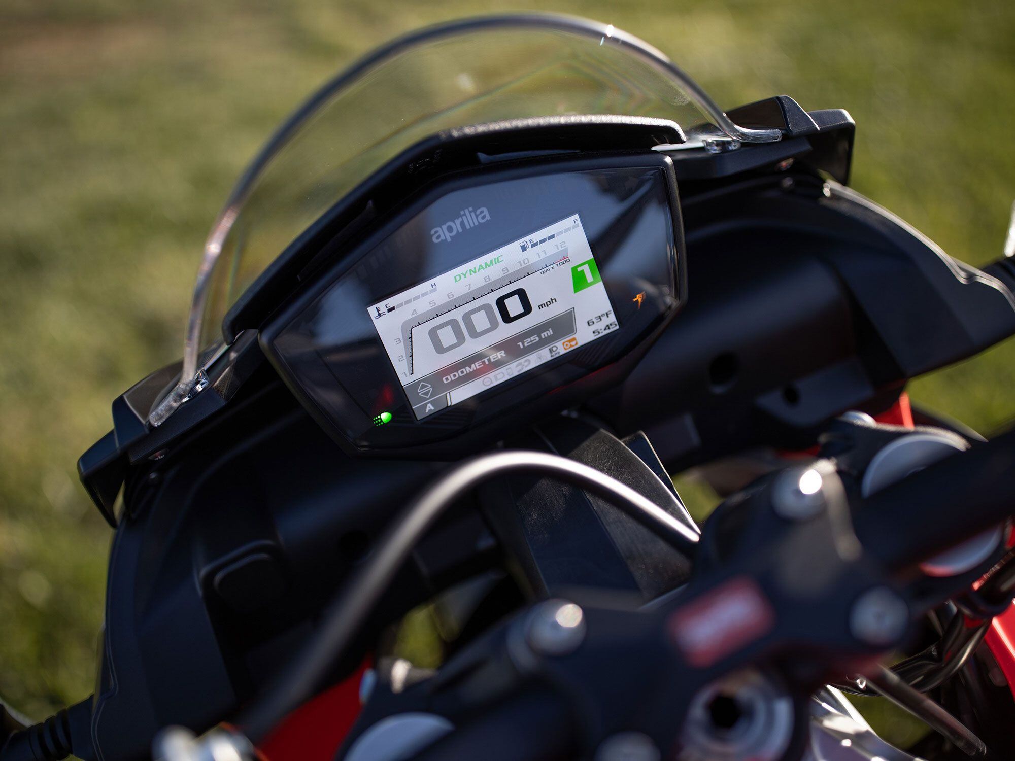 Trickle-down tech from Aprilia’s bigger models includes the premium TFT dash, which allows you to access a full suite of electronic rider aids.
