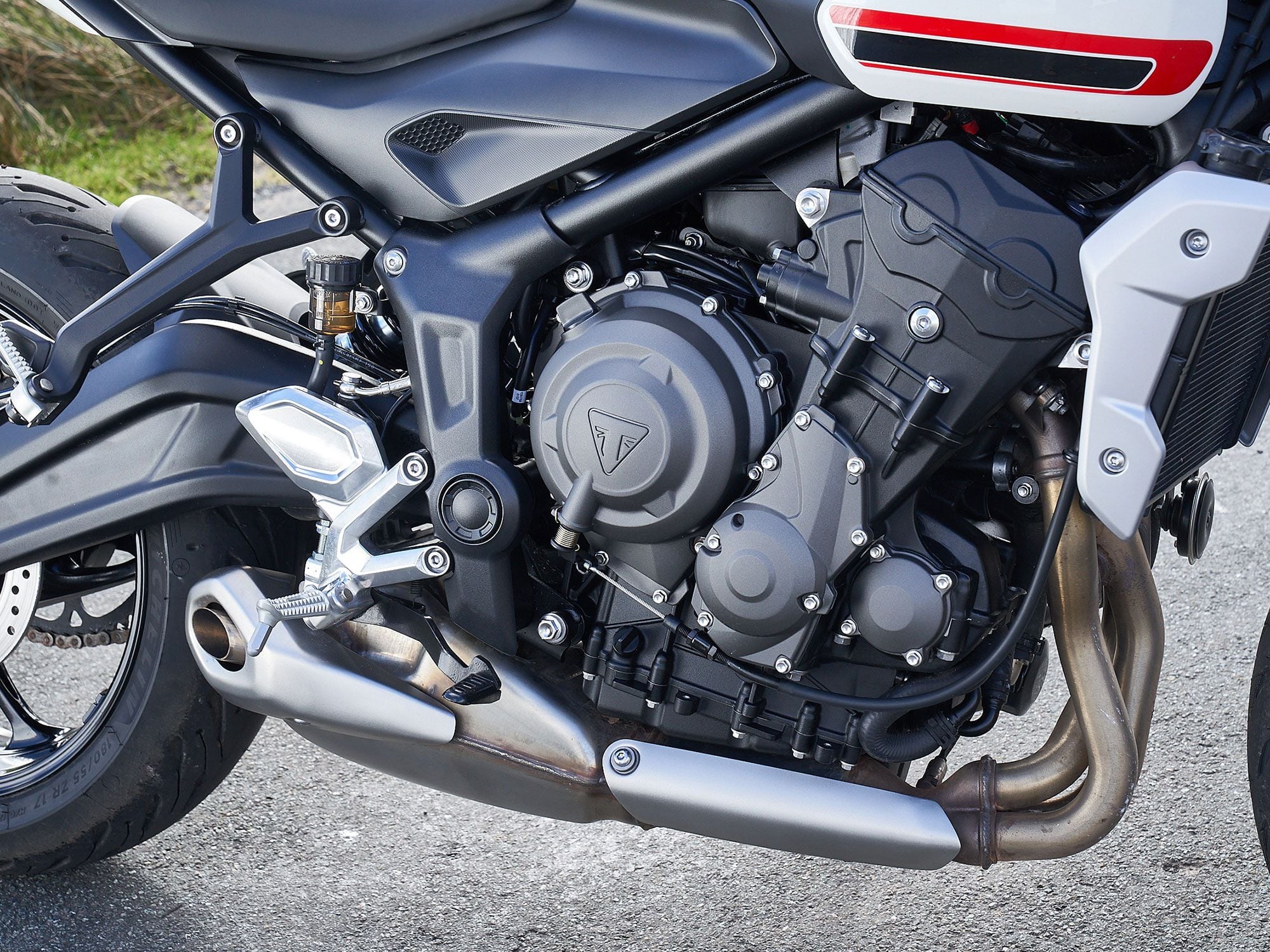 A shorter 51.1mm stroke is used on the Trident’s engine to reduce the capacity to 660cc, down 15cc from the previous-generation 675 triple used in the Street Triple.